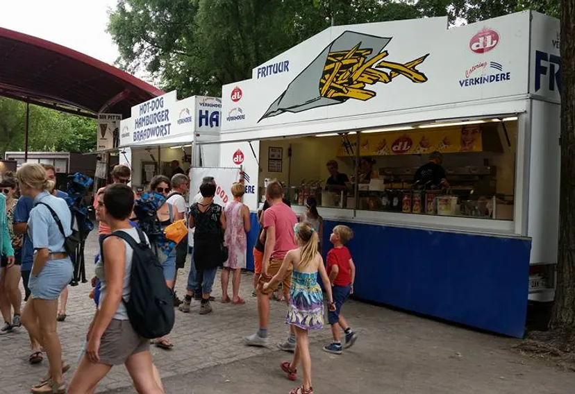 Foodcourt met foodtrucks