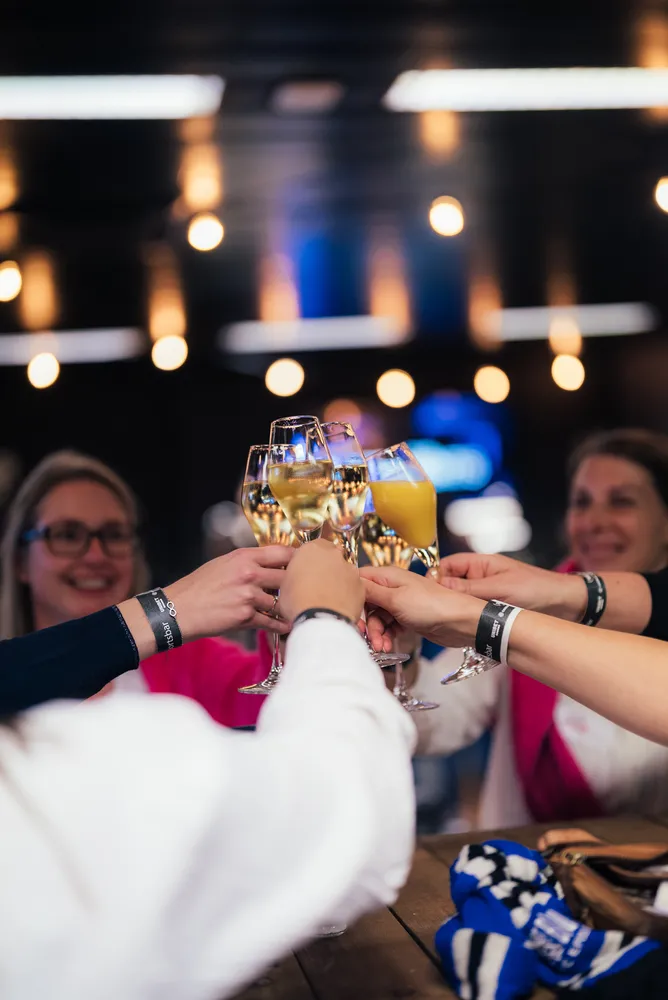 Hartelijke verwelkoming met uitgebreide receptie