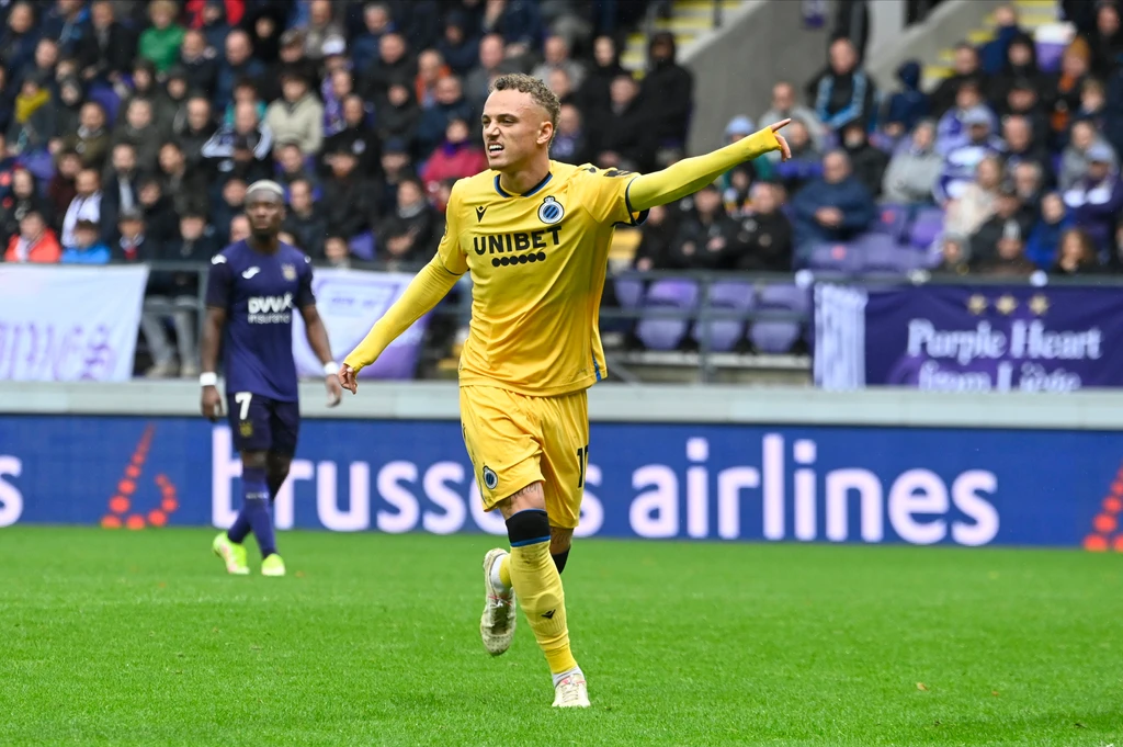 Club's Kamal Sowah and Anderlecht's Sergio Gomez fight for the