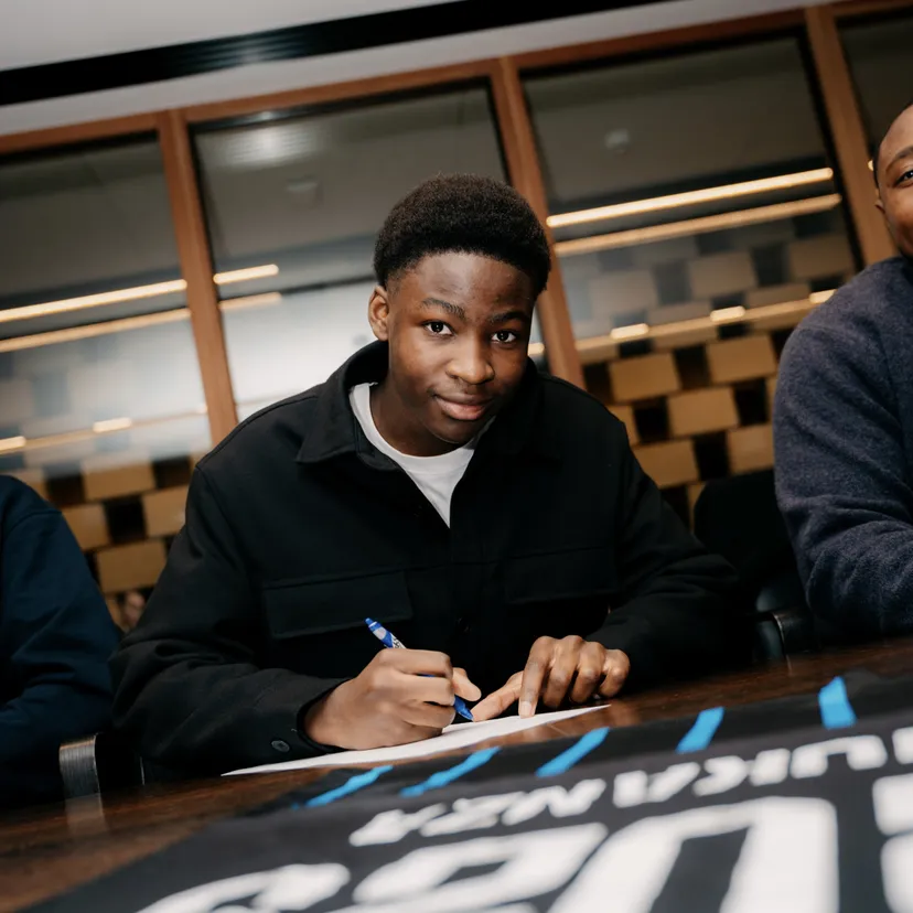 Blessing Mukanza tekent eerste contract tot 2029 bij Club NXT