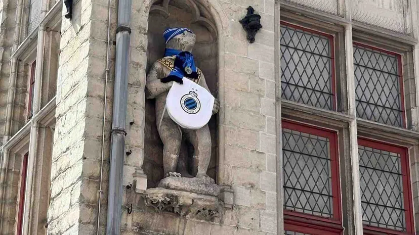 Beertje van de Loge in Blauw-Zwart ter ere van twintigste landstitel