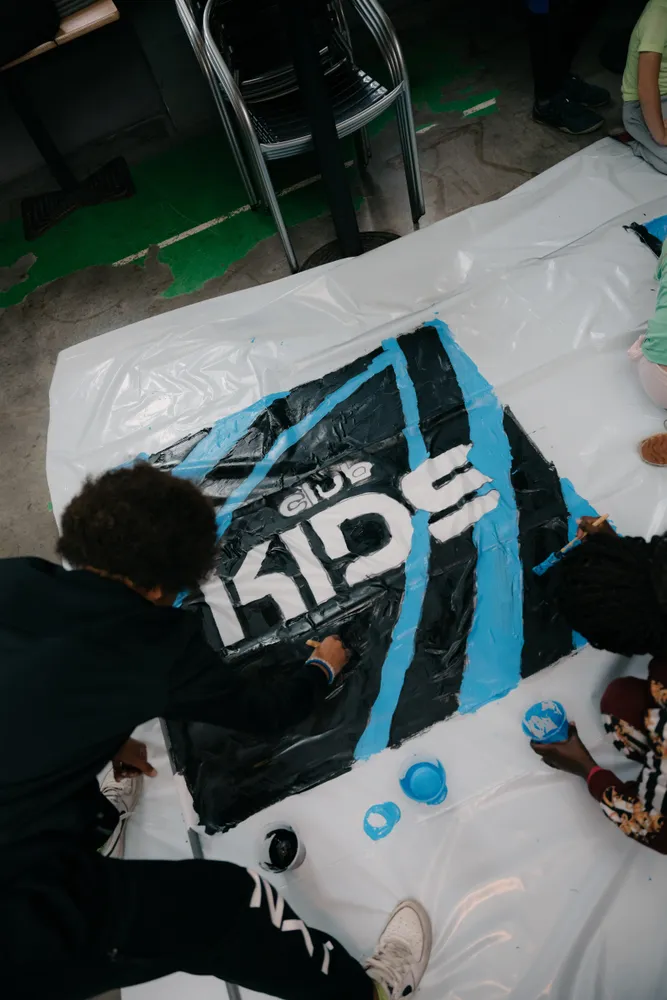 Club Kids maken tifo en vlaggen